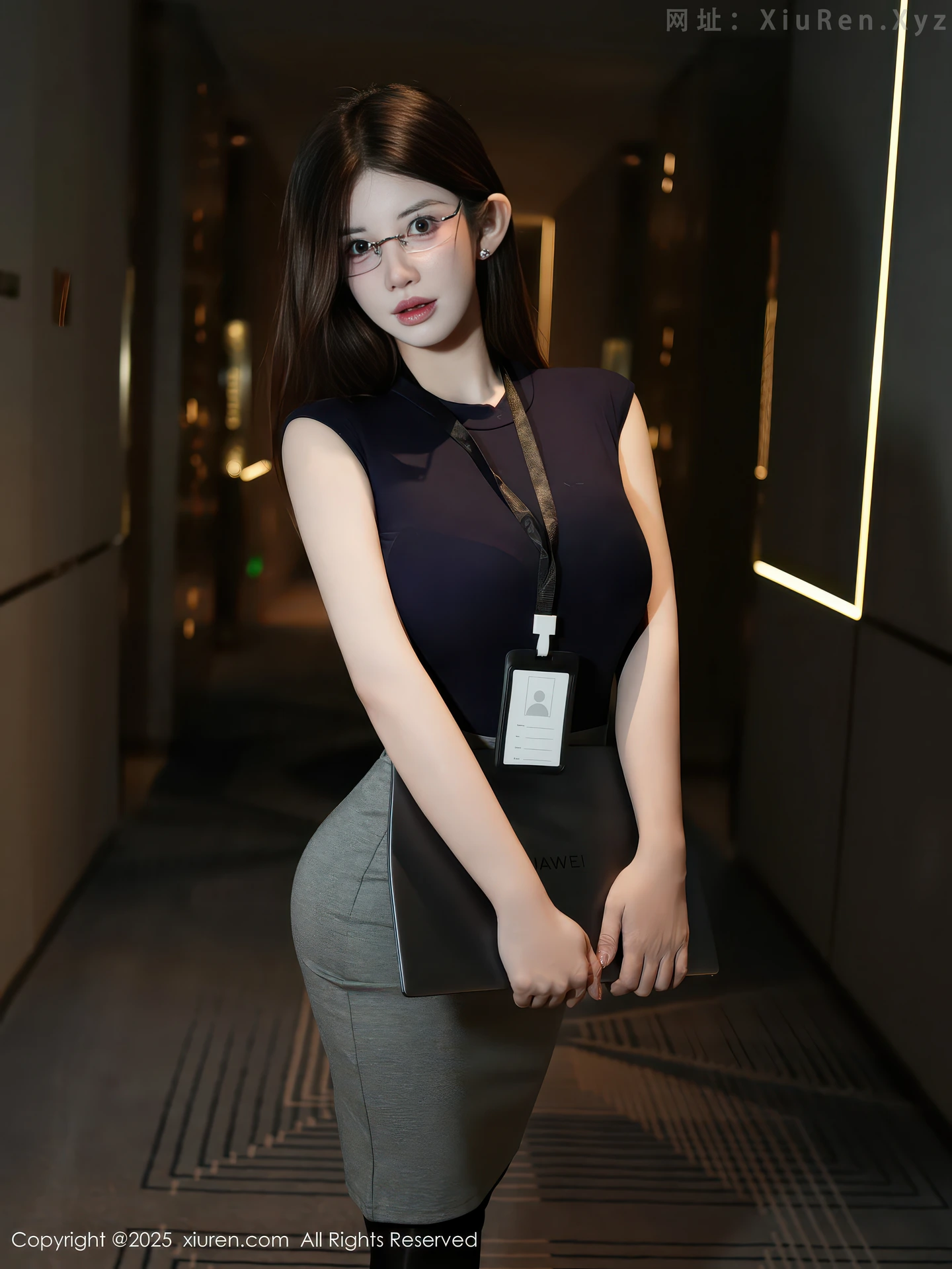图片[2]-[XiuRen秀人网] VOL.11023 模特苏甜橙子性感深色职业装露闪亮超薄黑丝秀凹凸身材诱惑写真55P-秀人网官方网站